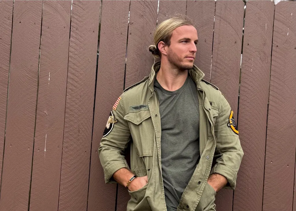 Military jacket / standing